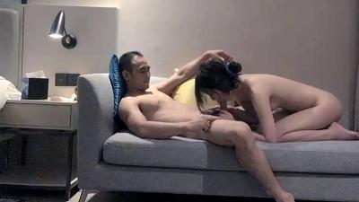 大叔激情邂逅年轻肤白嫩妹，温柔配合欲仙欲死