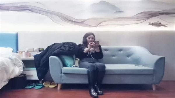 文轩探花极品尤物：网红女神扭动翘臀狂秀美腿，湿身诱惑直达高潮！